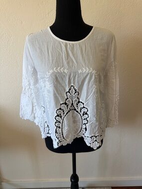 EUC Women's White Embroidered Lace Top SIZE SMALL